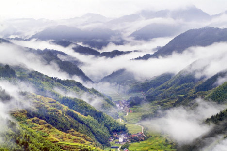 贫困生晒旅游照引发社会热议：清华的宽容呼唤